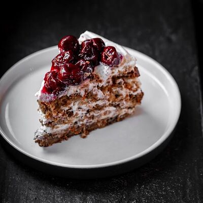 Морковный торт с вишней в Техникум по цене 650 ₽