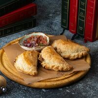 Корнуэльские пирожки с говядиной и чоризо в McKey Pub & Restauraunt