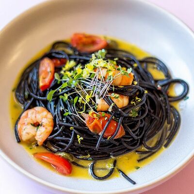 Черные спагетти с креветками в Джульетта по цене 450 ₽