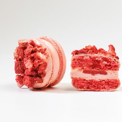 Макарон Клубничный йогуртв Tortterry по цене 200 ₽