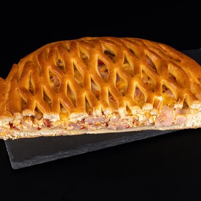 Половина пирога с ветчиной и сыром в Буханка по цене 584 ₽