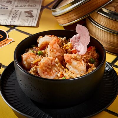 Жареный рис с яйцом и тигровыми креветками в Bao по цене 565 ₽