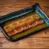 Татаки, тунец и чатни из ананаса в Good Karma Bar