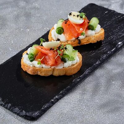 Брускетта с лососем, огурцом и сливочным кремом в Come Mode Cafe по цене 750 ₽