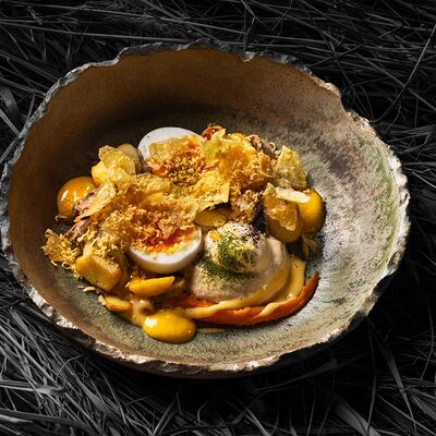 Печень трески с пятиминутным яйцом, эмульсией из копчёного желтка, фермерской морковью, картофелем, маринованным огурцом, боттаргой из желтка и чипсами в Tunguska по цене 578 ₽