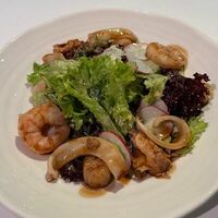 Теплый салат с морепродуктами в Магадан
