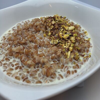 Каша из полбы с фисташками в Smart Cafe по цене 380 ₽