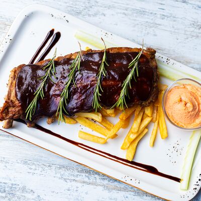Свиные ребра BBQ с картофелем фри и коул слоу в Каширская Застава по цене 990 ₽