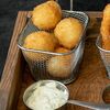 Сырные шарики с ветчиной в Daddys pub по цене 525
