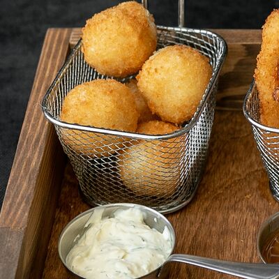 Сырные шарики с ветчиной в Daddys pub по цене 525 ₽