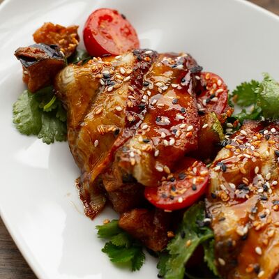 Хрустящий баклажан с копченым угрем и томатами черри в Per Se по цене 1250 ₽