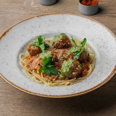 Фрикадельки из телятины с песто и спагетти в Blackberry по цене 636 ₽