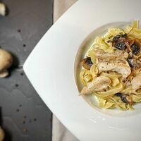Фетучини с курицей и грибами в Cafe Seven