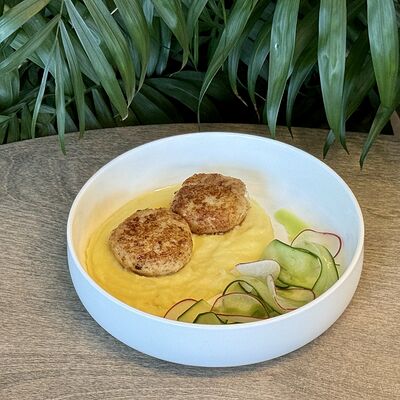 Куриные котлетки с картофельным пюре в Fllore cafe по цене 629 ₽