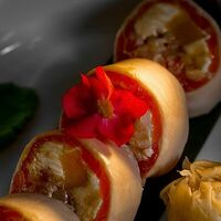 Ролл Сашими с форелью, креветкой и манго (4 шт.) в More More