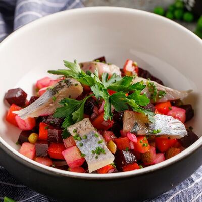 Винегрет с балтийской сельдью и ароматным маслом в Кукумбер по цене 390