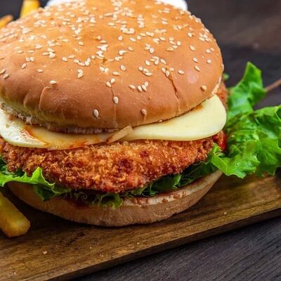 Чикенбургер с картофелем фри в Звёздная ночь по цене 550 ₽