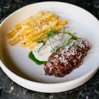 Тартар из говядины с тунцовым соусом и картофелем фри в Nuahule