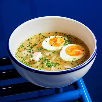 Куриный бульон, яйцо, куриное филе в Mates Bistro по цене 690 ₽