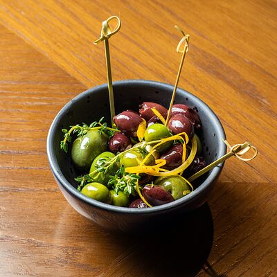 Теплые оливки в ароматном масле в Brasserie Lambic по цене 790 ₽