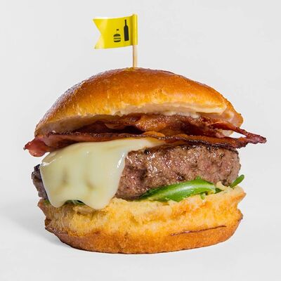 Бургер с трюфельным маслом, беконом, рукколой и сыром сулугуни в Бюро Бургеры и Бар по цене 750 ₽