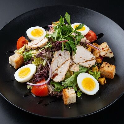 Салат из куриной грудки и перепелиных яиц в Бизон по цене 540 ₽