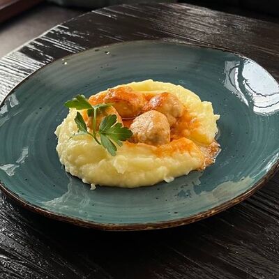 Тефтели из свинины и филе птицы с пюре картофельным в Длинный нос по цене 350 ₽