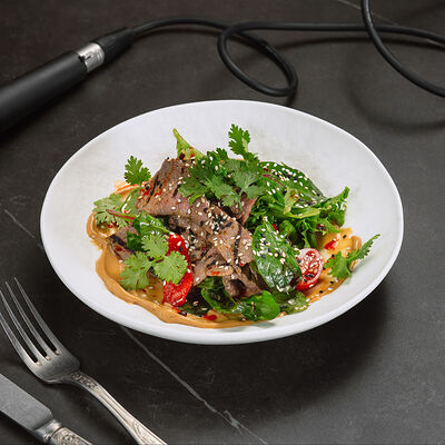 Салат с опаленной говядиной в тайском стиле в Интонация по цене 960 ₽
