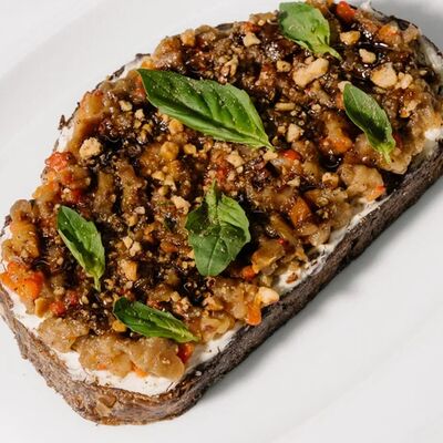 Брускетта с баклажаном, печеным перцем и креметте в Эклерная по цене 390 ₽