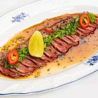 Татаки из говядины с костным мозгом в Osteria Amici