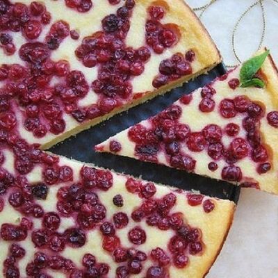 Пирог творожный с яблоком и брусникой в Три печки по цене 390 ₽