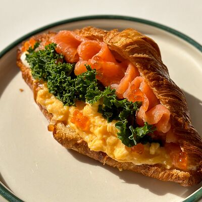 Круассан с лососем в SOVA по цене 890 ₽