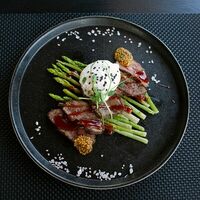 Ростбиф со спаржей и яйцом пашот в Mojo Bar
