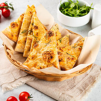 Фокачча с розмарином и пармезаном в iL Патио по цене 309 ₽