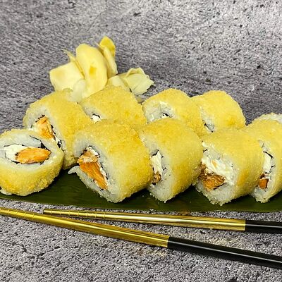 Темпурный с лососем и сыром в Андеграунд Pizza & Sushi по цене 345 ₽