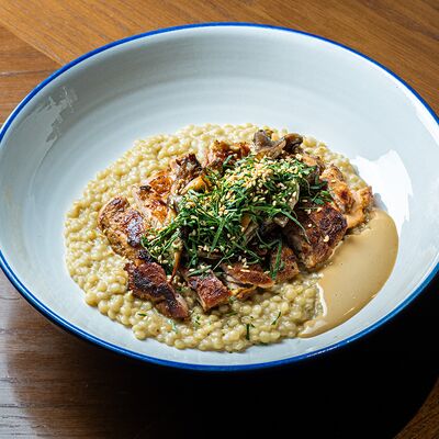 Паста птитим с хрустящим цыпленком и вешенками в Brasserie Lambic по цене 980 ₽