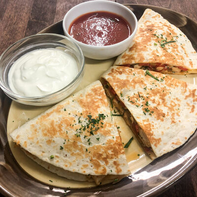 Кесадилья с курицей в Хмель & Эль по цене 750 ₽