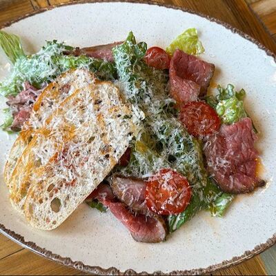 Цезарь с ростбифомв Блиныпицца по цене 640 ₽