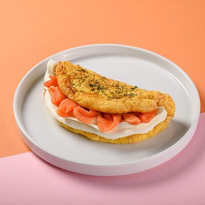 Нежный омлет с лососем и творожным сыром в Круглое катаем по цене 479 ₽