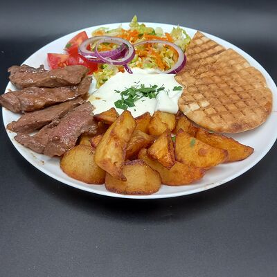 Шаверма говяжья на тарелке в Чебуречница по цене 570 ₽