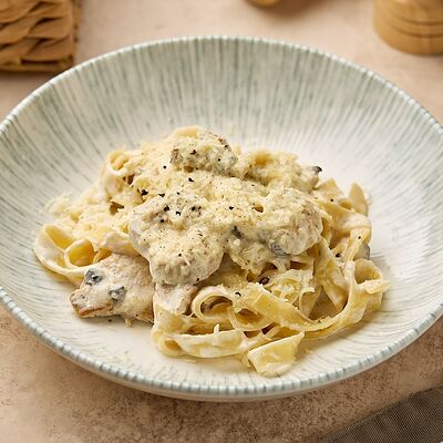 Фетучини с курицей и грибами в Хлеб & Булки по цене 740 ₽