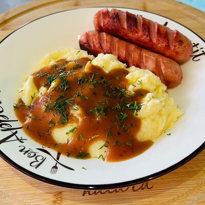 Пюре с жареными рублеными сосисками и томатной подливой в Вкусно как у мамы по цене 409 ₽