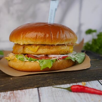 Бургер Чикен Чирикен в Гастробар Крапива по цене 550 ₽