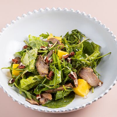 Салат с копченой уткой и манго в Avgust13 по цене 995 ₽