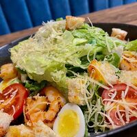 Салат Цезарь с креветками в Гриль-бар Draft