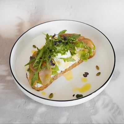 Авокадо тост с карпаччо из курицы в Gagarin Coffee & Kitchen по цене 540 ₽