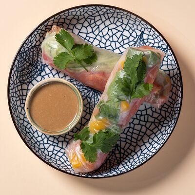 Спринг-ролл с лососем и манго в Мастер Ли по цене 560 ₽