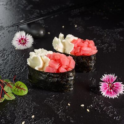 Гункан с тунцом и сыром в Суши Профи по цене 379 ₽