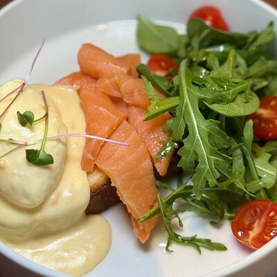 Яйцо пашот с лососем и фирменным соусом в Kamakura по цене 935 ₽