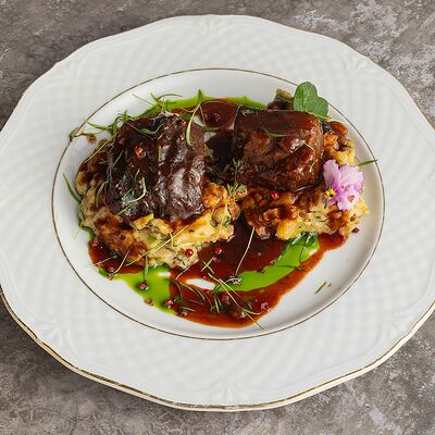 Говяжьи щечки с толченым картофелемв Гранж Кафе по цене 1500 ₽